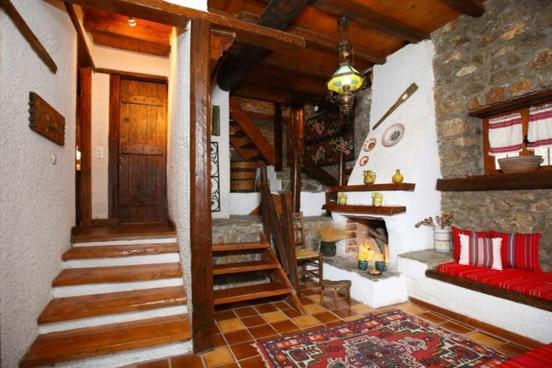 Вилла Mariolata Stone House Lilaia Экстерьер фото